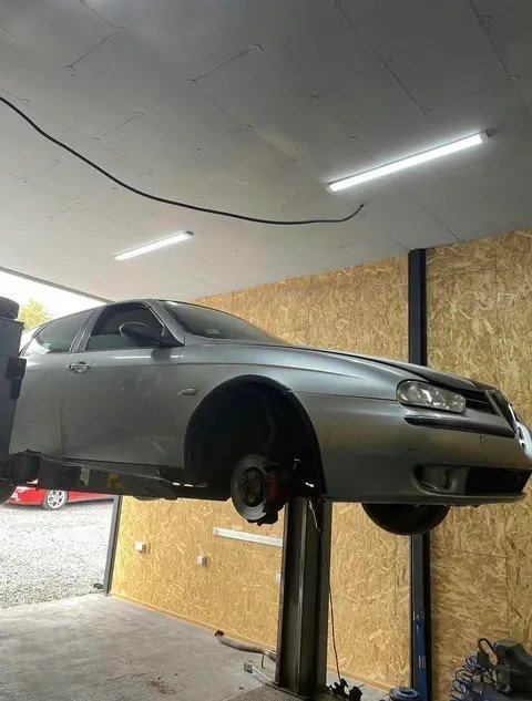 Vozilo na dizalici u Garage 007